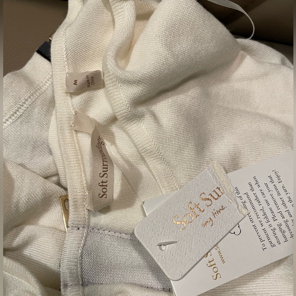 Margulies Tunic Sweater, Elegant ivory Top with Black Zipper Detail. Size Medium - Picture 4 of 4